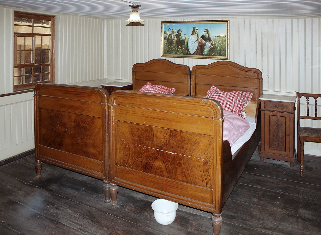 Vogtsbauernhof - Bedroom 01.JPG