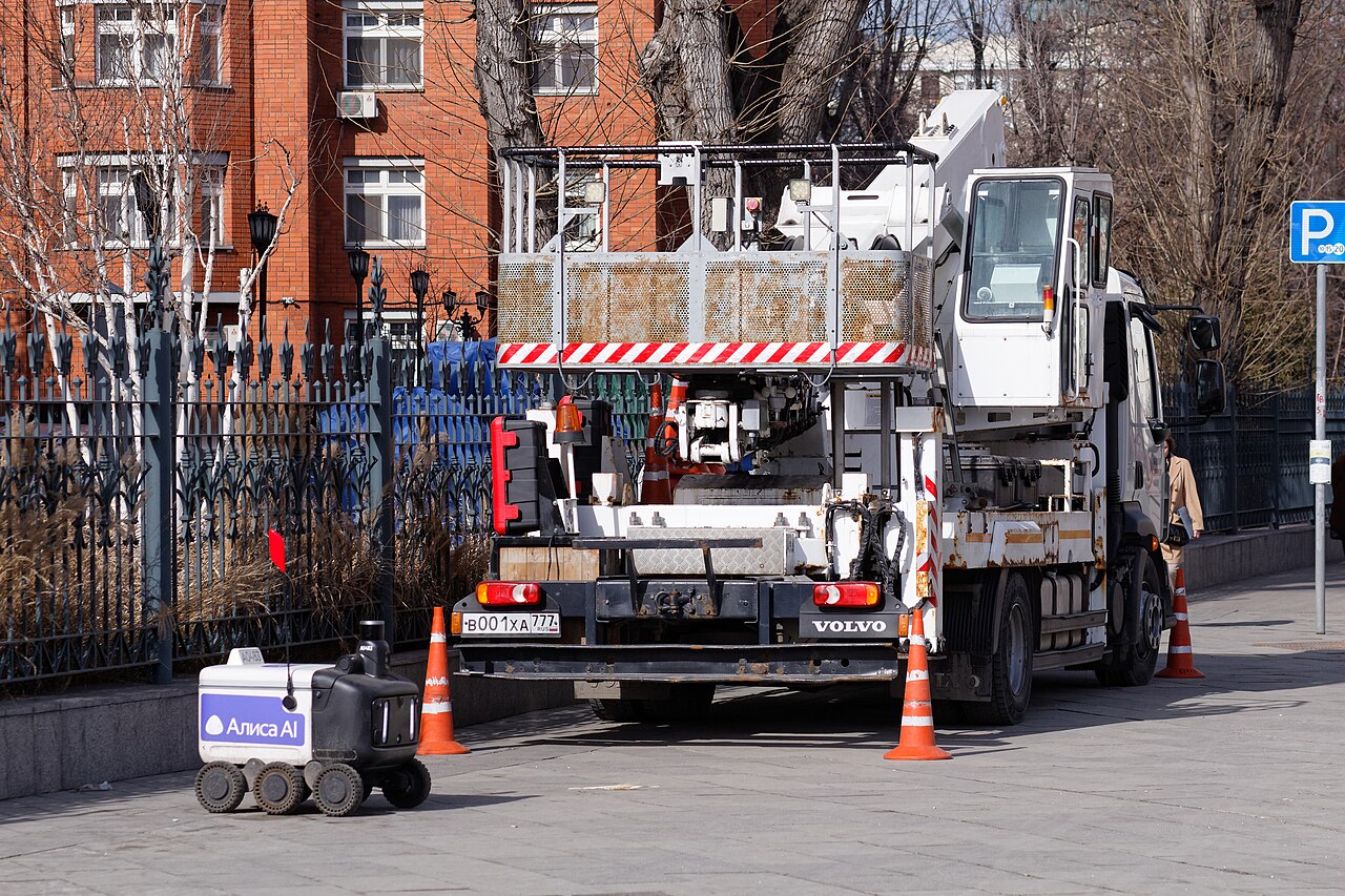 Moscow, Volvo FL 240 cherry picker, Mar