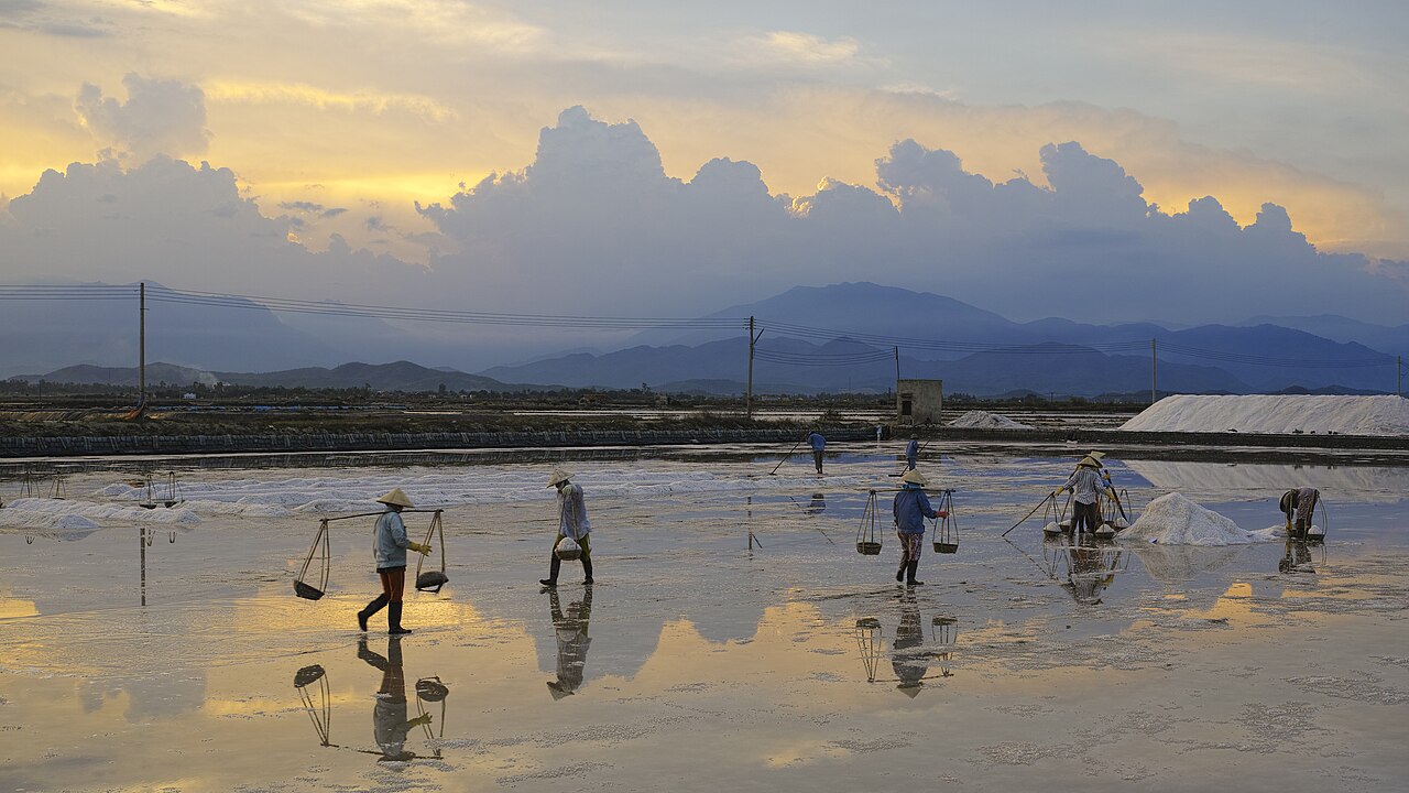 Ninh Hòa salt production - alt.JPG