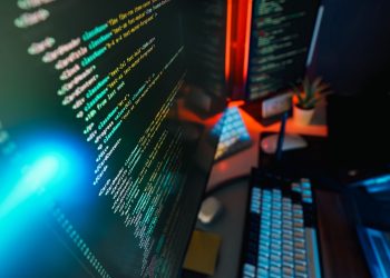 다중 모니터의 코드 화면 (DevOps/SRE 작업 환경)