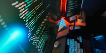 다중 모니터의 코드 화면 (DevOps/SRE 작업 환경)