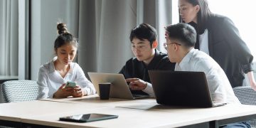 현대적인 사무실에서 회의 중인 젊은 직원들