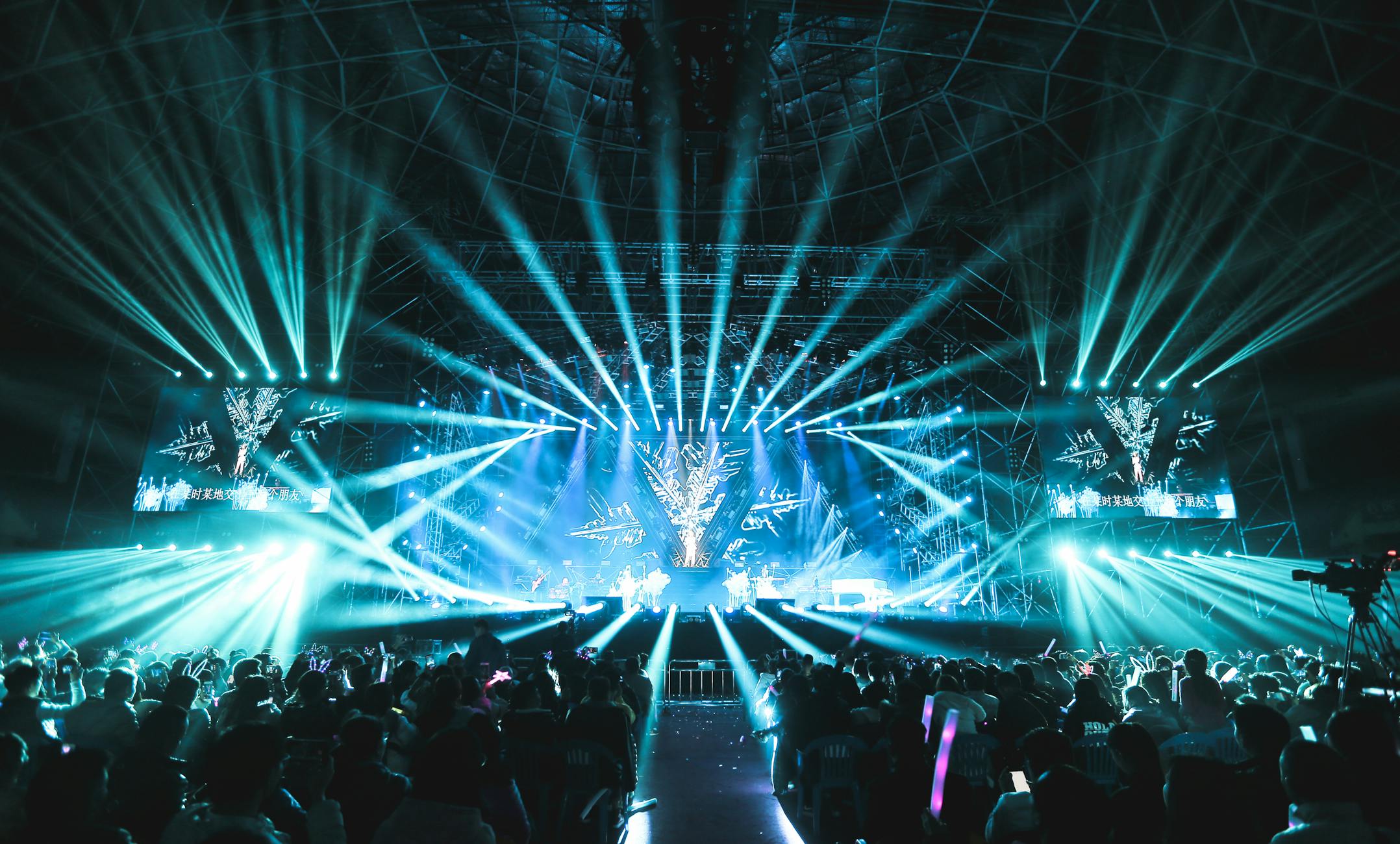 화려한 레이저 조명과 함께 펼쳐진 대규모 콘서트 전경