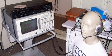 Call center operator headset voice communication