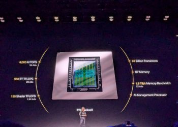 젠슨 황 엔비디아 CEO가 CES 2025에서 RTX Blackwell 칩을 발표하는 모습