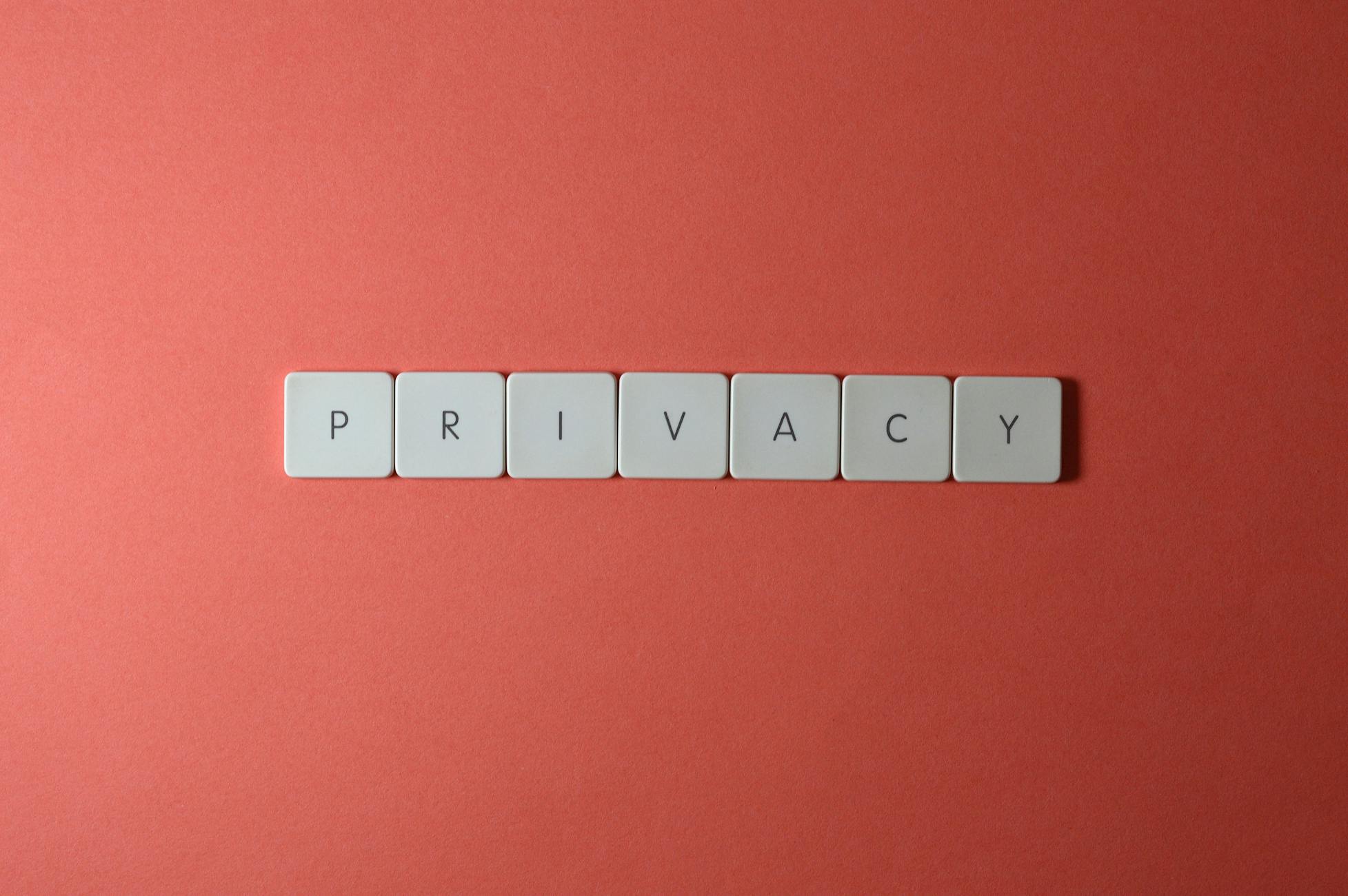 붉은 배경에 흰 타일로 PRIVACY라고 배열한 이미지