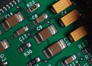 PCB 기판 위에 장착된 세라믹 커패시터(MLCC) 클로즈업