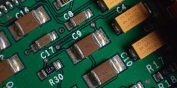 PCB 기판 위에 장착된 세라믹 커패시터(MLCC) 클로즈업