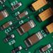 PCB 기판 위에 장착된 세라믹 커패시터(MLCC) 클로즈업