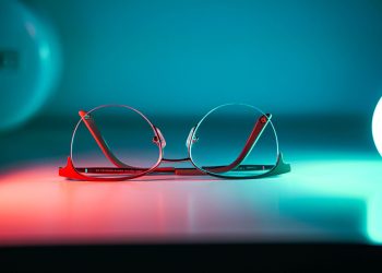 네온 조명 아래 테크 분위기의 안경 클로즈업 — AI 스마트글라스 상징