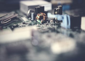 전자 부품이 빼곡한 회로 기판 클로즈업