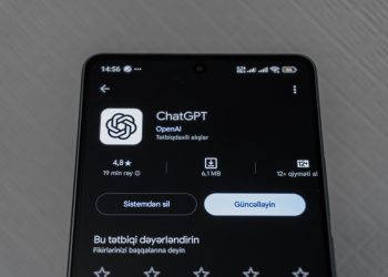스마트폰에 표시된 ChatGPT 앱 화면