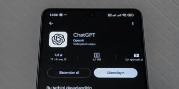 스마트폰에 표시된 ChatGPT 앱 화면