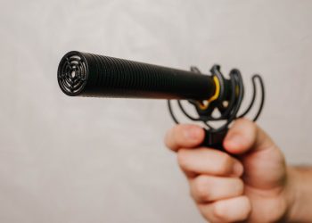 손에 든 전문 샷건 마이크