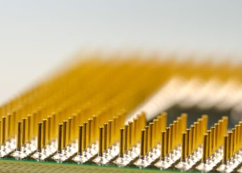 CPU 마이크로칩의 금색 핀 그리드 매크로 촬영