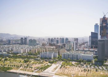 Experience the expansive skyline of a bustling metropolis captured in bright daylight.