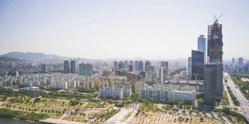 Experience the expansive skyline of a bustling metropolis captured in bright daylight.