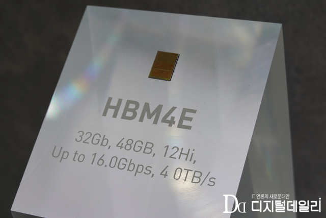 HBM4E 출하 앞당긴 SK하이닉스… 최태원·머스크 '북미 빅테크 동맹' 추진 [위클리반도체]