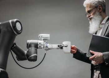 노인을 돕는 케어 로봇 — AI 돌봄 로봇