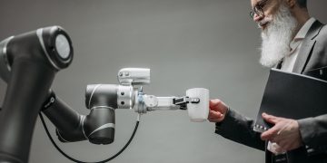 노인을 돕는 케어 로봇 — AI 돌봄 로봇