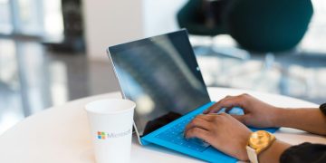 노트북 키보드를 타이핑하는 손 — MS 리서치 Data Formulator 0.7