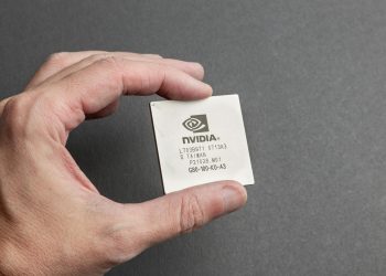 손에 쥔 엔비디아 칩 클로즈업 — AI PC용 NVIDIA·MS 협력