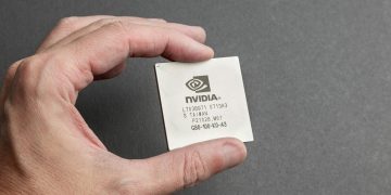 손에 쥔 엔비디아 칩 클로즈업 — AI PC용 NVIDIA·MS 협력