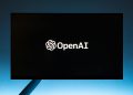 화면에 표시된 OpenAI 로고