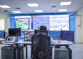 Operator in a modern control room managing technological systems in El Agustino, Lima.