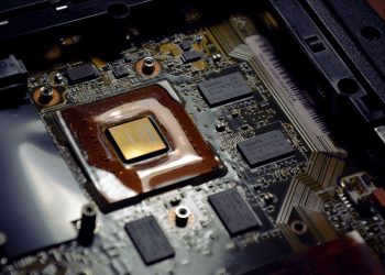 기판 위에 장착된 프로세서와 반도체 메모리 칩 클로즈업