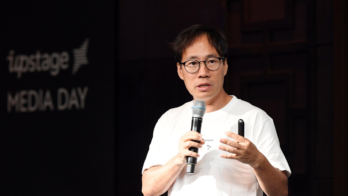 김성훈 업스테이지 대표가 미디어데이에서 발표하는 모습