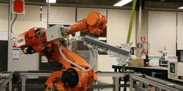 Industrial robotic arm in a Ciudad de México lab setting, showcasing automation technology.