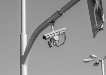 도로 위 CCTV 감시 카메라