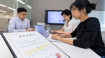 CSAP 인증 공공형 AI 메일보안을 소개하는 KT 공식 사진