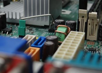 반도체 회로기판 위 전자 부품 클로즈업