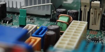 반도체 회로기판 위 전자 부품 클로즈업