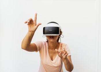 VR 헤드셋을 착용하고 손짓하는 사람