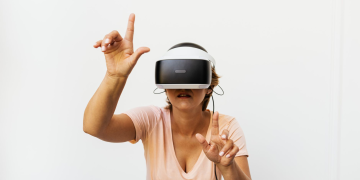 VR 헤드셋을 착용하고 손짓하는 사람