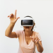 VR 헤드셋을 착용하고 손짓하는 사람