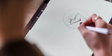 태블릿에 스타일러스로 디지털 그림을 그리는 모습
