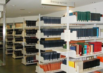 긴 문서와 참고문헌이 꽂힌 그라츠대학교 도서관 서가