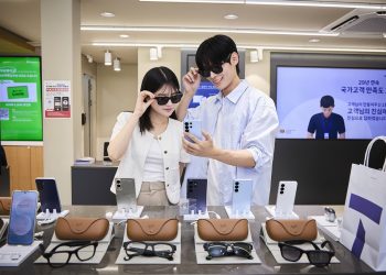 SK텔레콤 매장에서 모델들이 레이밴 메타 AI 글래스를 착용하고 체험하는 모습