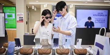 SK텔레콤 매장에서 모델들이 레이밴 메타 AI 글래스를 착용하고 체험하는 모습