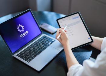 제논의 기업용 생성형 AI 플랫폼 GenOS가 노트북과 태블릿 화면에 표시된 모습