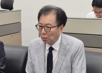 황재훈 청주시장직 인수위원장이 민선 9기 공약 체계를 설명하는 모습