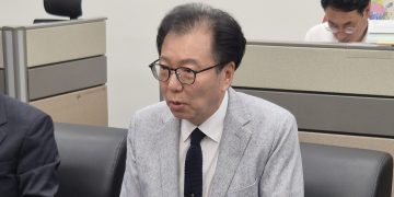 황재훈 청주시장직 인수위원장이 민선 9기 공약 체계를 설명하는 모습