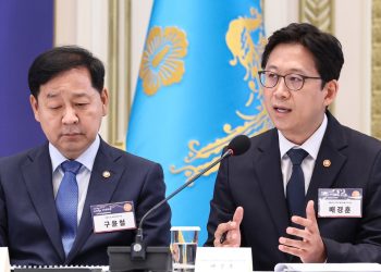 정부 관계자가 모두의 AI 프로젝트 추진 방향을 설명하는 모습