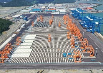 부산항 신항 완전 자동화 컨테이너터미널의 크레인과 야드 전경