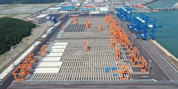 부산항 신항 완전 자동화 컨테이너터미널의 크레인과 야드 전경