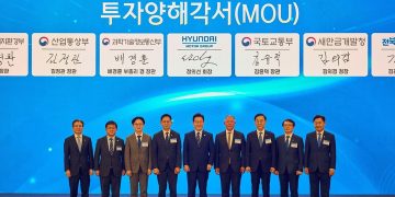 새만금 로봇·수소·AI 시티 투자협약을 체결한 정부와 현대자동차그룹 관계자들